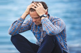 أكثر من الحزن والأرق... علامات تكشف اكتئاب الرجل