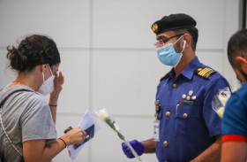 دبي تستقبل اللبنانيين القادمين عبر مطارها الدولي بالورود 