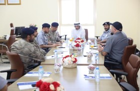 أحمد بن حشر يطلع على المشروعات التطويرية في شرطة أبوظبي