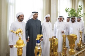 رئيس الدولة يستقبل فريق هجن الرئاسة ويؤكد أهمية الرياضات التراثية لدى شعب الإمارات 