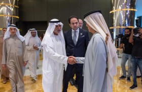 نهيان بن مبارك ومغير الخييلي يستعرضان جدارية الأديان في إمارة أبوظبي