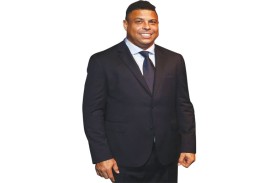 الأسطورة رونالدو يبيع حصته في نادي كروزيرو 