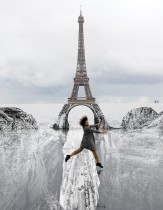 امرأة تقفز على عمل فني عملاق للفنان الفرنسي جي آر تم تثبيته في ميدان تروكاديرو أمام برج إيفل في باريس.  (رويترز)