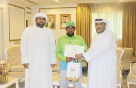 في رمضان المبارك.. بلدية الحمرية تكرّم عاملاً من شركة بيئة تقديرا لأمانته 