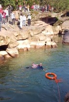 ستيفن إليسون ، القنصل العام البريطاني في تشونغتشينغ قفز بملابسه لينقذ طالبة من الغرق حيث سقطت في نهر وسط مناظر خلابة في تشونغتشينغ، الصين.   رويترز