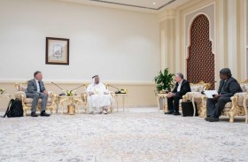 حاكم الشارقة يلتقي العميد التنفيذي لكلية العلوم الإنسانية والفنون والعلوم الاجتماعية بجامعة إكستر البريطانية