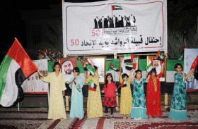 لوحات تراثية ومسيرة على صهوات الجياد لفتيان وفتيات قبيلة «الرواشد» 