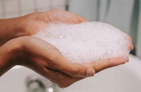 كيف يؤثر الاستحمام المفرط في بشرتك؟