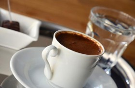 فنجان قهوة يقود زوجين لكنز ذهبي