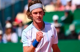 روبليف يقلب تخلفه أمام فريتز ويبلغ النهائي حيث يلتقي رونه 