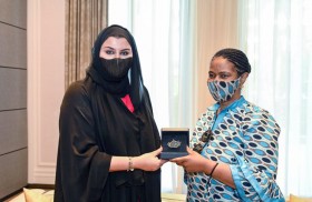 فاطمة بنت مبارك تكرم فومزيلي ملامبو