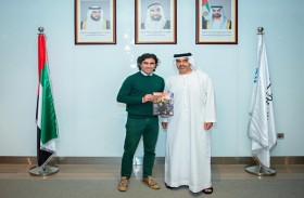 حامد بن زايد يكرم عضوًا في الهيئة الأكاديمية لجامعة خليفة بعد تسمية كويكب باسمه
