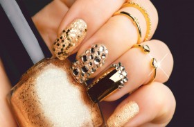 الأظافر تتلألأ بألوان الأحجار الكريمة والذهب