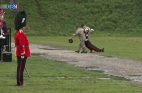 فيديو مثير لجندي خلال تتويج تشارلز