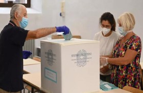 الإيطاليون يصوّتون في انتخابات محلية واستفتاء وطني 