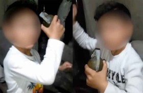 يعلم طفله استخدام القنابل بدل الألعاب