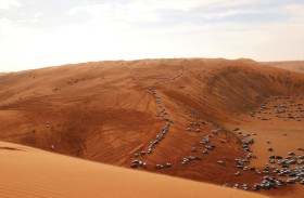 سعوديون يتحدون كثبان الصحراء بهواية «التطعيس» 