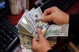 الدولار يتجه لتسجيل أفضل أداء شهري في قرابة عام