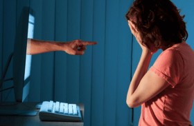 القبض على شخص يبتز الفتيات عبر «فيسبوك»