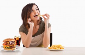 تجنب خمسة أطعمة تسبب التهابات داخلية في الجسم