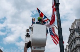 أعلام دولة أخرى.. خطأ أثناء استقبال تشارلز في واشنطن 