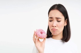 أسباب الرغبة الشديدة في تناول الحلويات والأطعمة النشوية