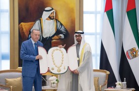 رئيس الدولة يمنح الرئيس التركي «وسام زايد»