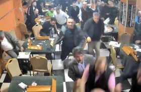 فوبيا الزلزال.. يقود زبائن مقهى للفرار الجماعي