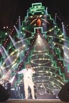 المطرب المصري عمرو دياب يغني في ووترفرونت أرينا في العاصمة اللبنانية بيروت  - ا ف ب