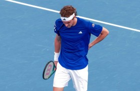 تسيتسيباس ينسحب بسبب إصابةٍ في ظهره بكأس يونايتد  