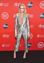 عارضة الأزياء البريطانية كارا ديليفنجن خلال حضورها حفل توزيع جوائز الموسيقى الأمريكية لعام 2020 في لوس أنجلوس. (ا ف ب)