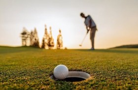 لماذا تخرج كرة الغولف من الحفرة بعد سقوطها؟