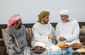 حمدان بن زايد يقدم واجب العزاء في وفاة محمد أحمد المرر بمدينة زايد