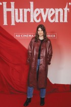 الممثلة وعارضة الأزياء الفرنسية ألما جودوروفسكي خلال حضورها عرض فيلم «مرتفعات وذرينغ» في مسرح غراند ريكس في باريس. ا ف ب 