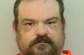 يقتل امرأة مسنة ويحمل جثتها بسيارتها لشهر كامل