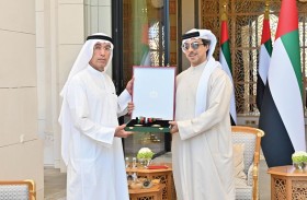 رئيس الدولة يمنح عيسى السويدي وسام الاستقلال من الطبقة الأولى