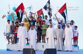 تتويج الفائزين بسباق جنانة للمحامل الشراعية في مهرجان الظفرة البحري