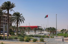 بلدية منطقة الظفرة تواصل أعمال التطوير والتجميل الطبيعي 