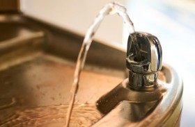 أستاذ يتهم شركة مياه بتسميم الطلاب!