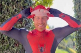 الأمير هاري ببدلة سبايدر مان