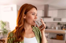 شرب الماء بكثرة.. هل يحمل خطرا خفيا على الكلى؟