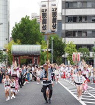 مسيرة في شوارع طوكيو، خلال مهرجان ريوغوكو الصيفي السنوي وهو مهرجان للرقص الياباني التقليدي تكريما لأرواح الأجداد. ا ف ب