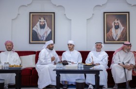محمد بن راشد بن محمد بن راشد يقدم واجب العزاء في وفاة الطفل حمدان راشد مغير العميمي