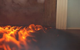 مراهق يقتل  جارته ويحرقها