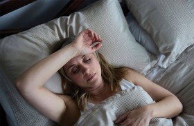 لماذا يهاجمك القلق بمجرد وضع رأسك على الوسادة؟