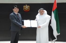 مدير مكتب وزارة الخارجية والتعاون الدولي في دبي يتسلم البراءة القنصلية من قنصل كوريا