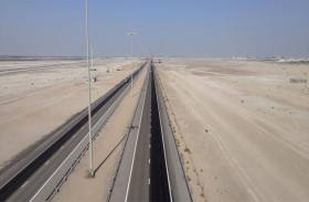 بلدية مدينة أبوظبي تنفذ أعمال إصلاح هبوطات طبقات الإسفلت على طريق الشاحنات  E30باتجاه العين