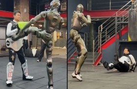 روبوت يركل مخترعه ويسقطه أرضاً