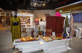 حرفيات إندونيسيا يبهرن زوار إكسبو بطباعة (الباتيك) على المنسوجات التقليدية