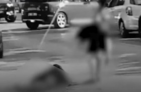 طعن صديقه ثم وقف يعاتبه وهو ينزف